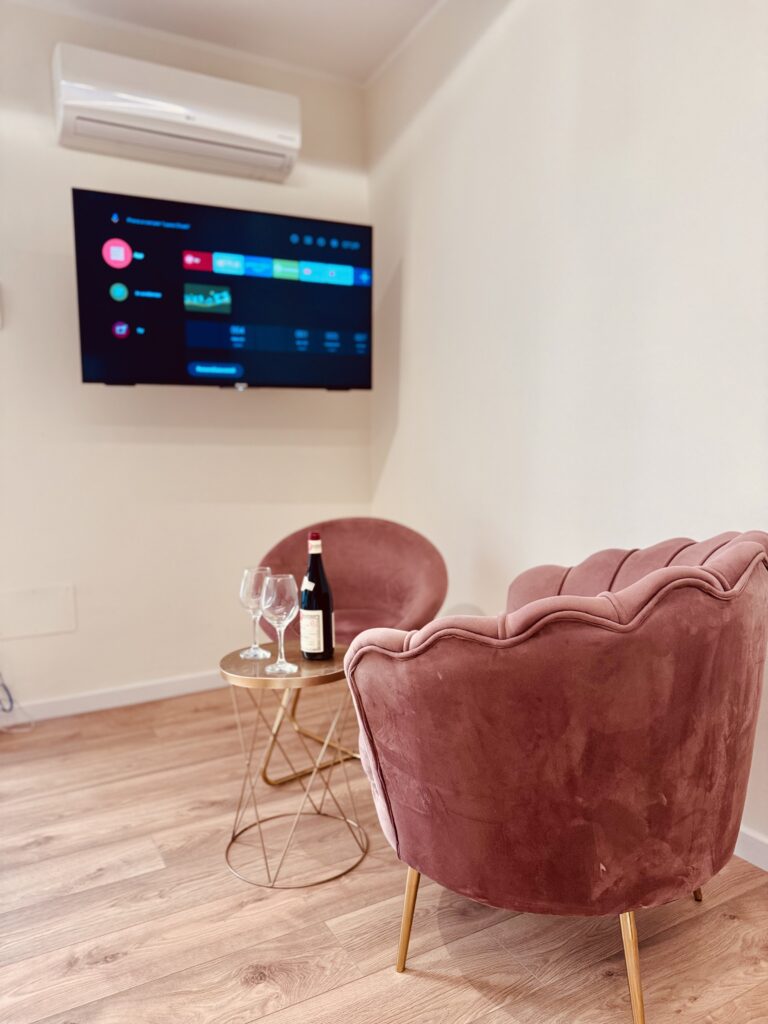 Area soggiorno con Smart TV, poltrone e tavolino nella Suite in Centro a Vasto